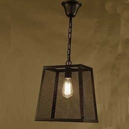 Ein Retro-Kronleuchter aus Schmiedeeisen im industriellen Windcafé-Stil mit Netzabdeckung