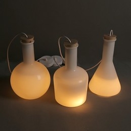 Zeitgenössische und vertraglich kreative magische weiße Glasflasche Linie Droplight