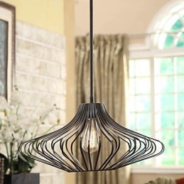 Moderne Pendelleuchte mit schwarzem Schirm aus Metallstruktur