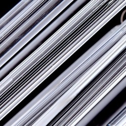 Moderne Pendelleuchte mit 3 Lichtern und Glasstab