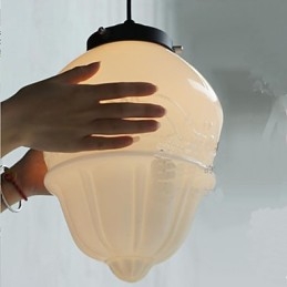 Amerikanischer Retro-Kuckuck aus cremefarbenem Glas
