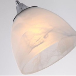 Moderne Pendelleuchte mit drei Lichtern, länglicher Baldachin und Weinkelch