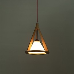 Kronleuchter aus Holz im Designer-Stil. Eleganter Kronleuchter im zeitgenössischen Stil