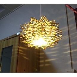 Zeitgenössische und kontraktierte Hängelampe 1 Licht Holz handgeflochten