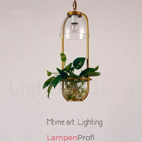 Traditionelle klassische Pendelleuchte aus Glas mit einer Leuchte Traditionelle klassische Pendelleuchte aus Glas mit einer Leuchte