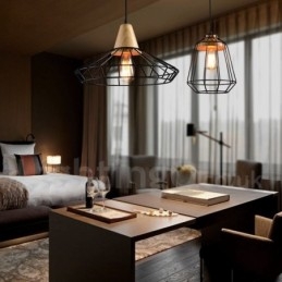 Hängelampe aus Metall und Holz im Landhausstil