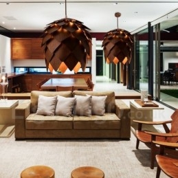 Rustikale Lodge Holz-Pendelleuchte mit Tannenzapfen