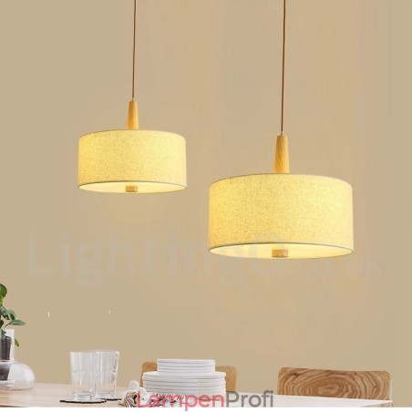 Moderne Pendelleuchte aus Holz im Trommelstil mit Stoffschirm