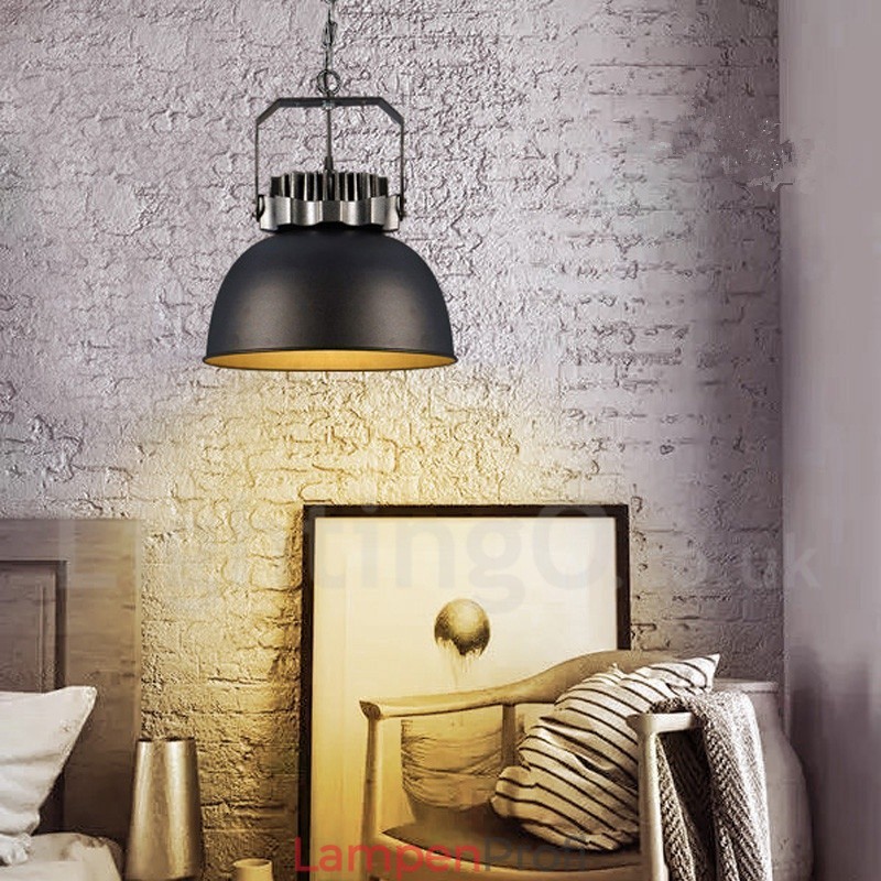 Schwarze Pendelleuchte aus Metall im Vintage-Stil im Landhausstil