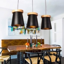 3-flammige Pendelleuchte aus Holz im modernen, zeitgenössischen nordischen Stil mit Eisenschirm