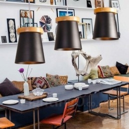 3-flammige Pendelleuchte aus Holz im modernen, zeitgenössischen nordischen Stil mit Eisenschirm