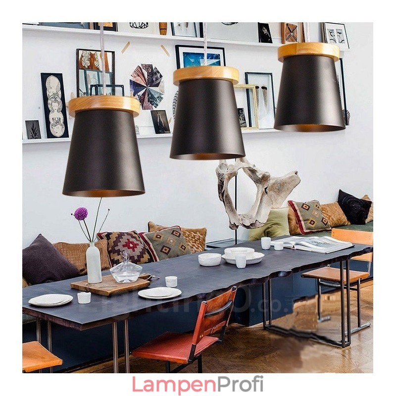 3-flammige Pendelleuchte aus Holz im modernen, zeitgenössischen nordischen Stil mit Eisenschirm