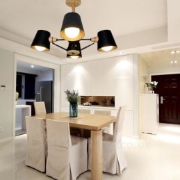 4-flammige Pendelleuchte aus Holz im modernen, zeitgenössischen nordischen Stil mit Eisenschirm