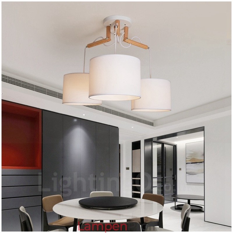 Moderne Pendelleuchte mit 3 Lichtern aus Holz und Stoffschirm