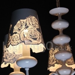 5-flammiger moderner zeitgenössischer hohler weißer Kronleuchter im Kerzenstil