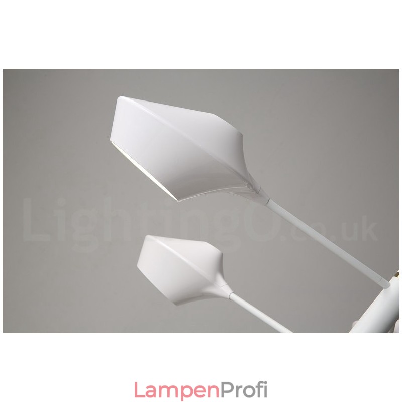 Moderner zeitgenössischer Rohr-Kronleuchter mit weißen schwarzen Acrylschirmen