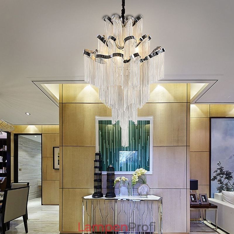 Moderne, elegante Pendelleuchte mit Quaste