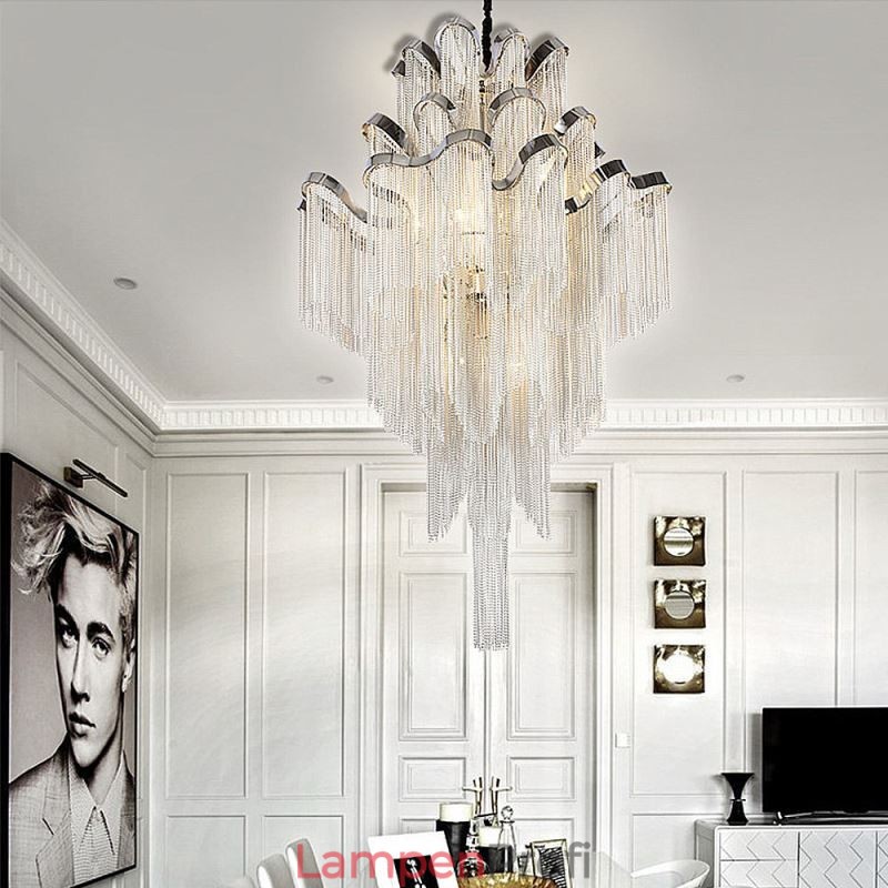 Moderne, elegante Pendelleuchte mit Quaste