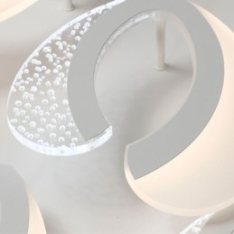 Moderne, schlichte Deckenleuchte in Herzform aus Acryl