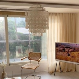 Moderne klassische Pendelleuchte mit weißem Muschelschirm