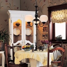 Traditioneller klassischer Kronleuchter aus Bronze im Kerzenstil