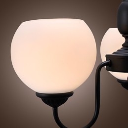 Traditioneller klassischer Kronleuchter aus Bronze im Kerzenstil