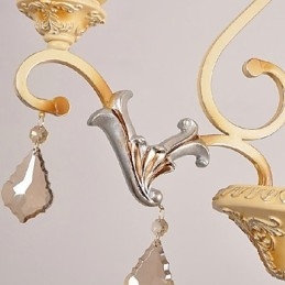 Traditioneller klassischer Kronleuchter mit Kristallmalerei