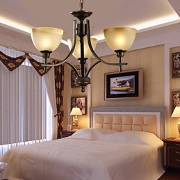 Eleganter Kronleuchter mit 3 Lichtern in warmem Licht