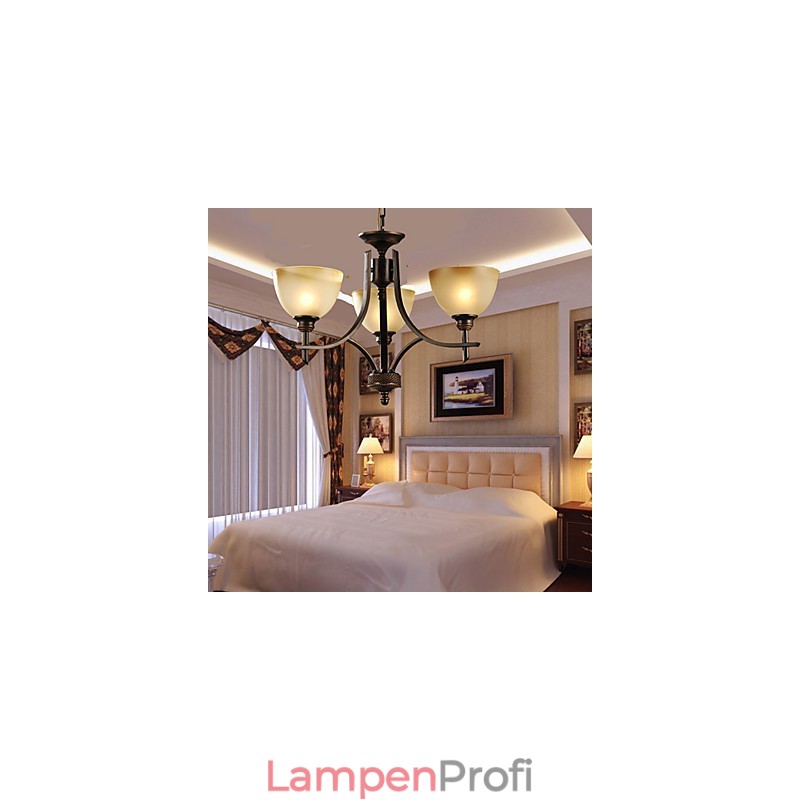 Eleganter Kronleuchter mit 3 Lichtern in warmem Licht