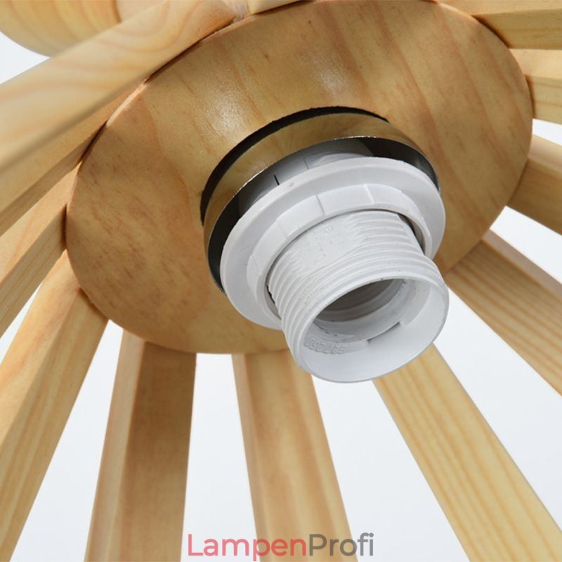 Hängeleuchte aus Holz im schlichten Stil