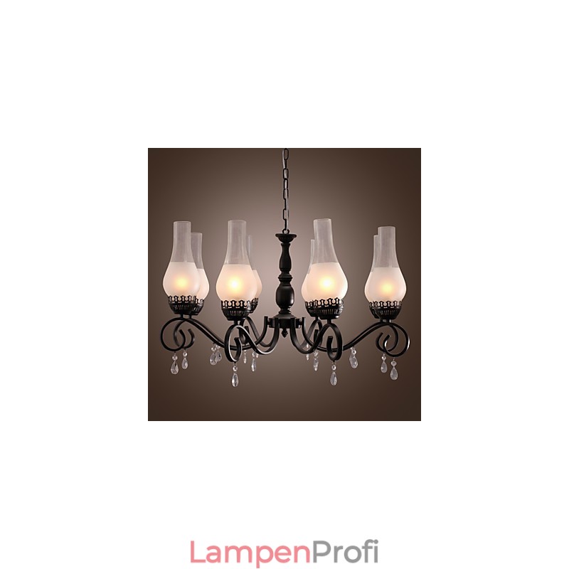 Traditioneller Kronleuchter im klassischen Kerzenstil