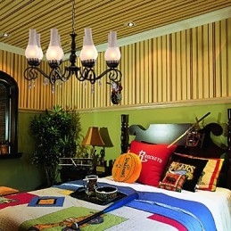 Traditioneller Kronleuchter im klassischen Kerzenstil