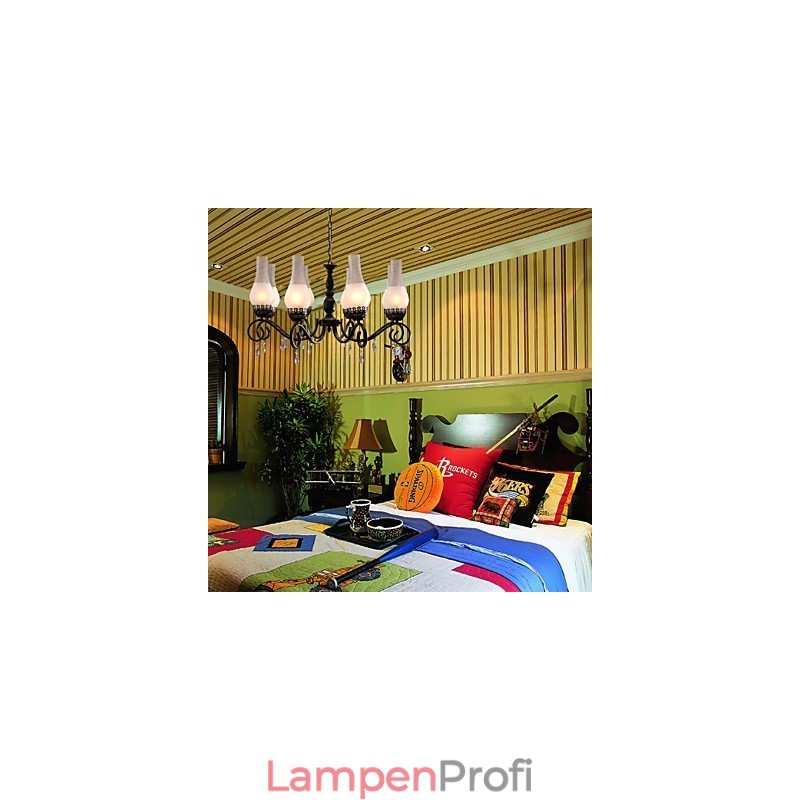 Traditioneller Kronleuchter im klassischen Kerzenstil