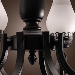 Traditioneller Kronleuchter im klassischen Kerzenstil