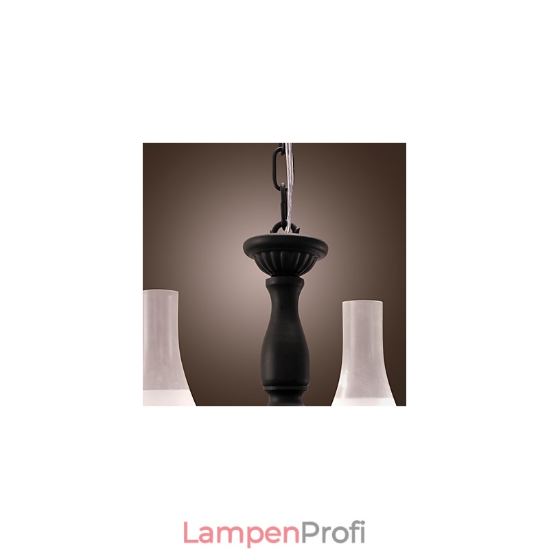 Traditioneller Kronleuchter im klassischen Kerzenstil