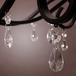 Traditioneller Kronleuchter im klassischen Kerzenstil