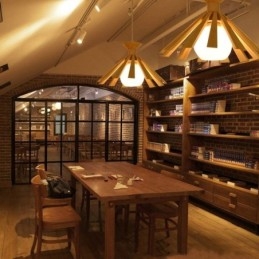 Hängeleuchte aus Holz im schlichten Stil