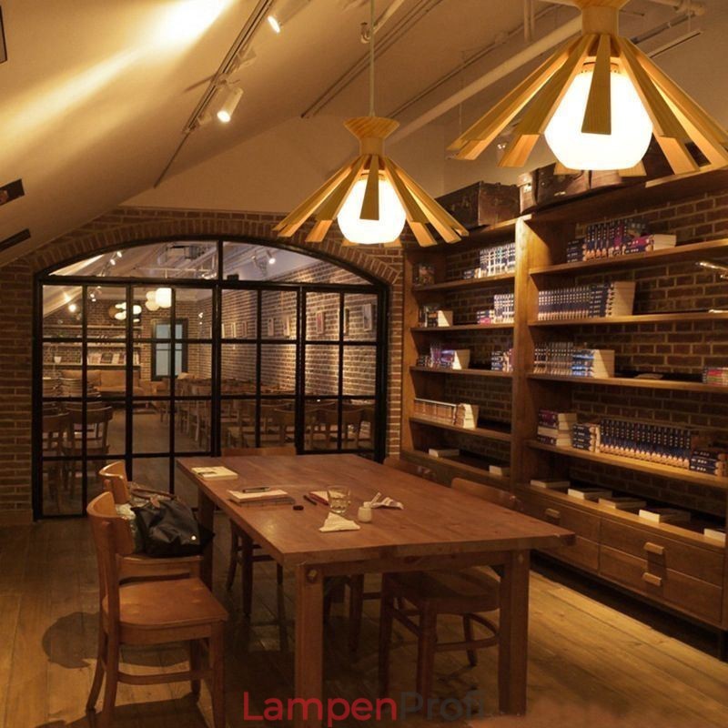 Hängeleuchte aus Holz im schlichten Stil