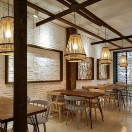 Hängelampe aus Bambusgeflecht für den Nachttisch