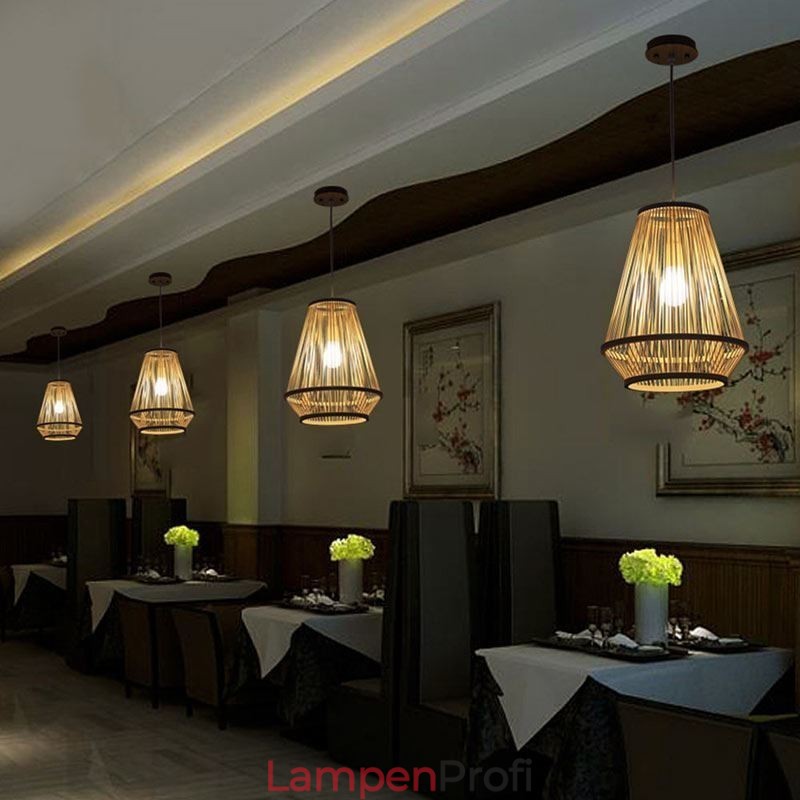 Hängelampe aus Bambusgeflecht für den Nachttisch