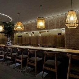 Hängelampe aus Bambusgeflecht für den Nachttisch