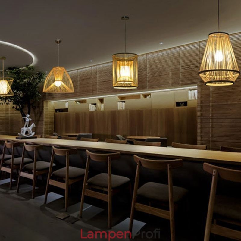 Hängelampe aus Bambusgeflecht für den Nachttisch