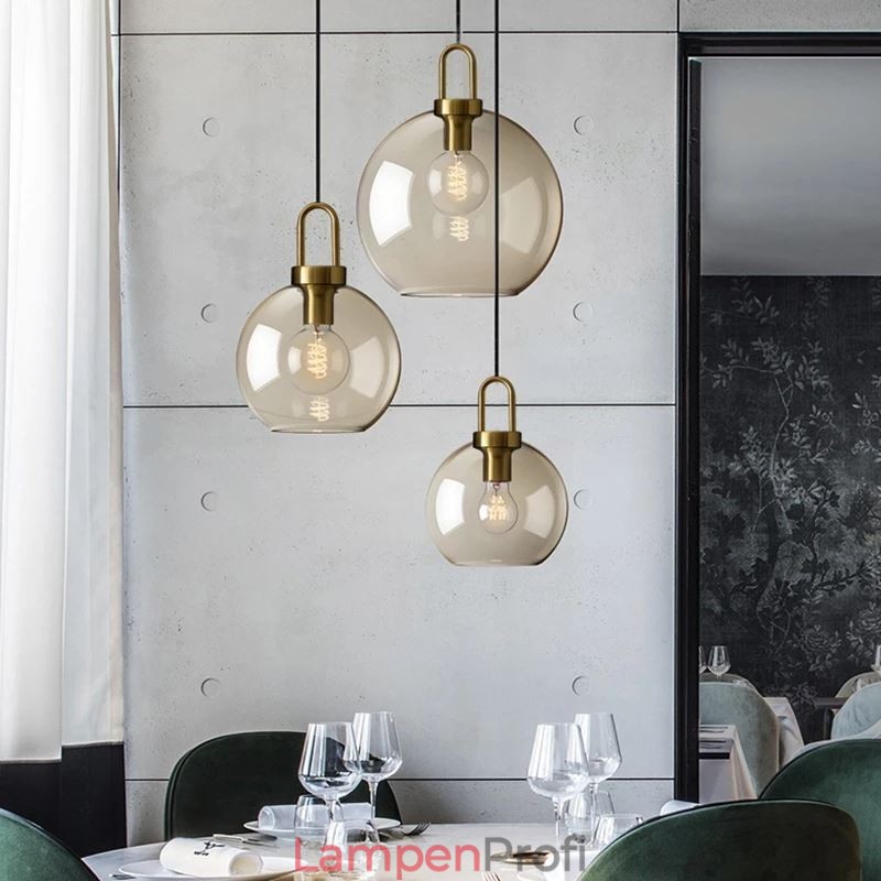 3-flammige Pendelleuchte mit Glasschirminsel