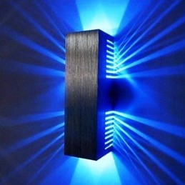 Moderne Wandleuchte mit Streulichtdesign, 2 kubische Schirme