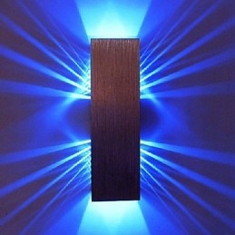 Moderne Wandleuchte mit Streulichtdesign, 2 kubische Schirme
