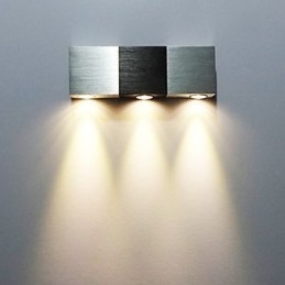 Moderne Wandleuchte mit Streulicht, rechteckiger Aluminiumkörper