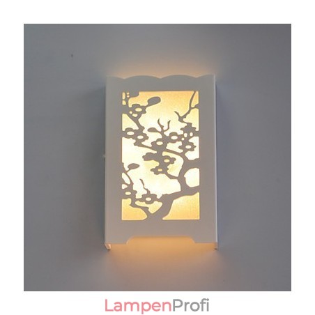 Weiße Pflaumenblüten-Wandleuchte mit geschnitzten Mustern oder Designs auf Holzleuchten