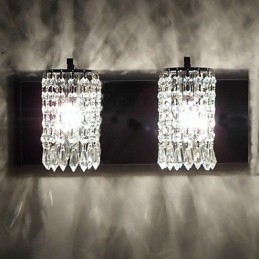 Moderne Wandleuchte mit Kristallanhängern und 2 Lichtern in poliertem Chrom
