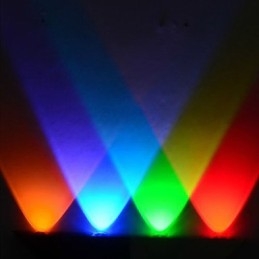 Moderne Wandleuchte in Schwarz und Silber mit schickem Dreiecksdesign