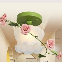 Valentinstag: Die Blumen und Pflanzen des Rosengartens absorbieren das Licht der Kuppel